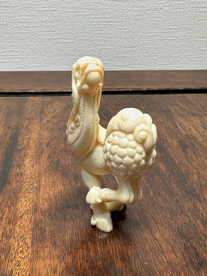 キリン麒麟　緒締　根付　提げ物　牙彫　天然材質　置物　骨董古美術 ねつけ