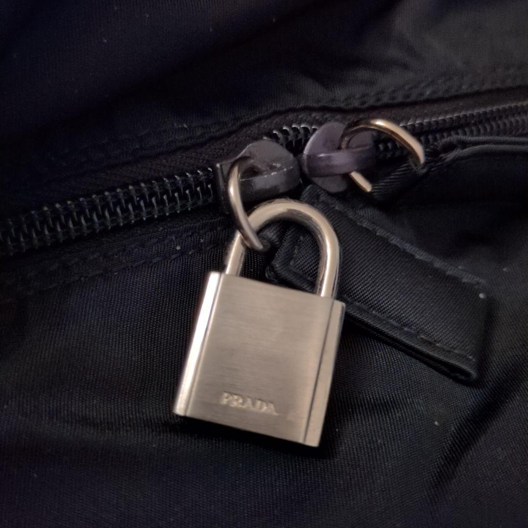 けい！　Ｕｓｅｄ　ＰＲＡＤＡ　赤タグ　大型ボストンバッグ　ＢＫ系