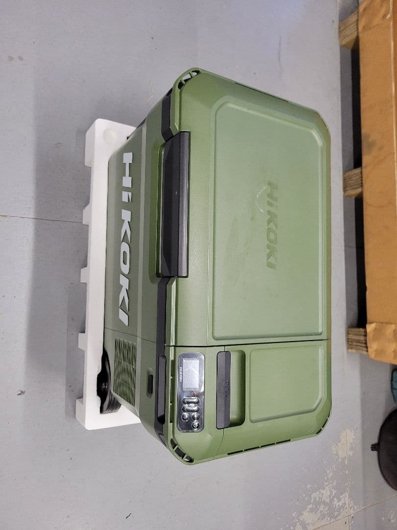 HIKOKI 冷温庫 デジタル表示 グリーン　電池２個付きです