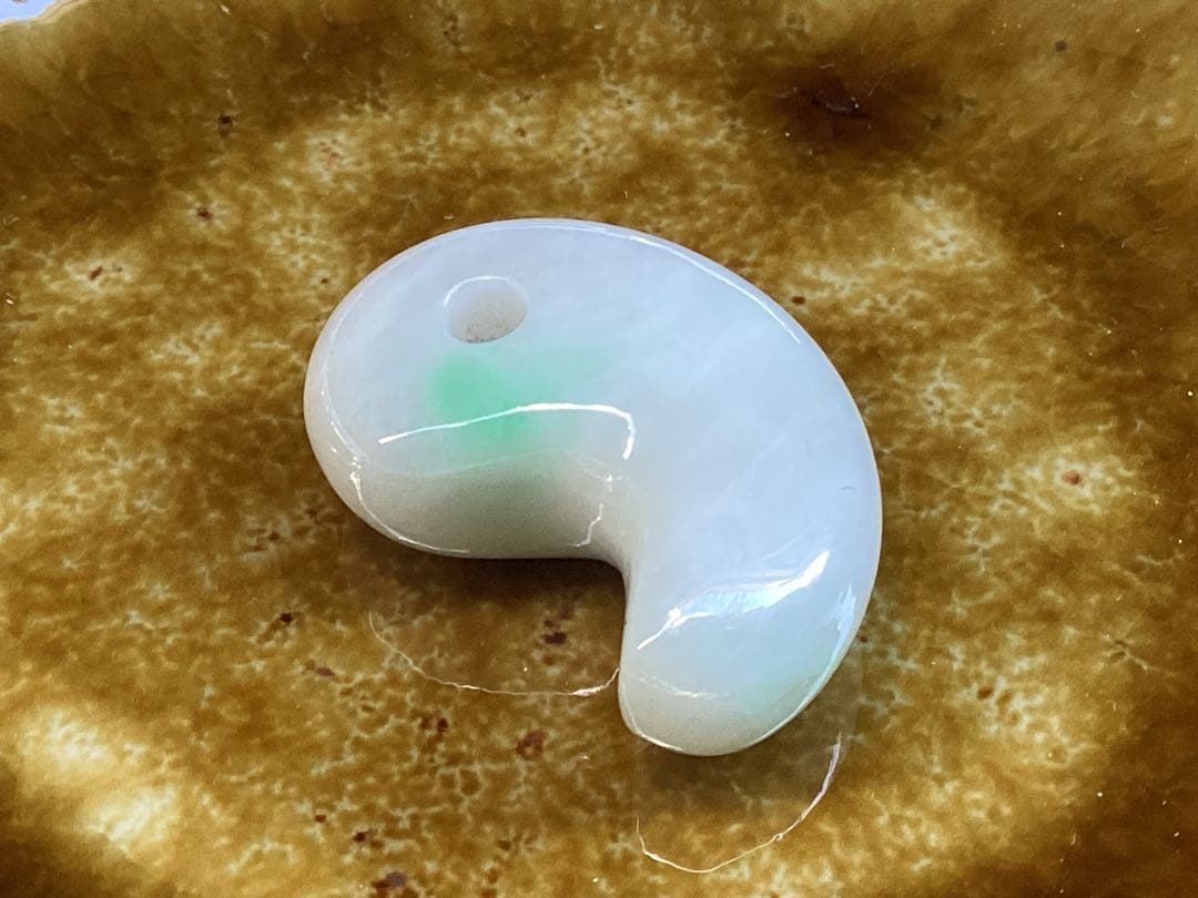 ✳premiumシリーズ幸運導く勾玉 高品質翡翠 再結晶線入り糸魚川翡翠　鑑別書