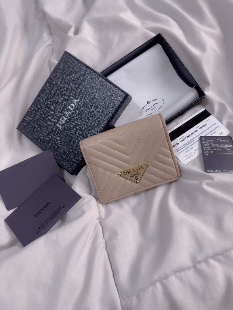 アネモネ♦︎正規店購入＊PRADA プラダ　二つ折り財布＊ナッパー　レザー