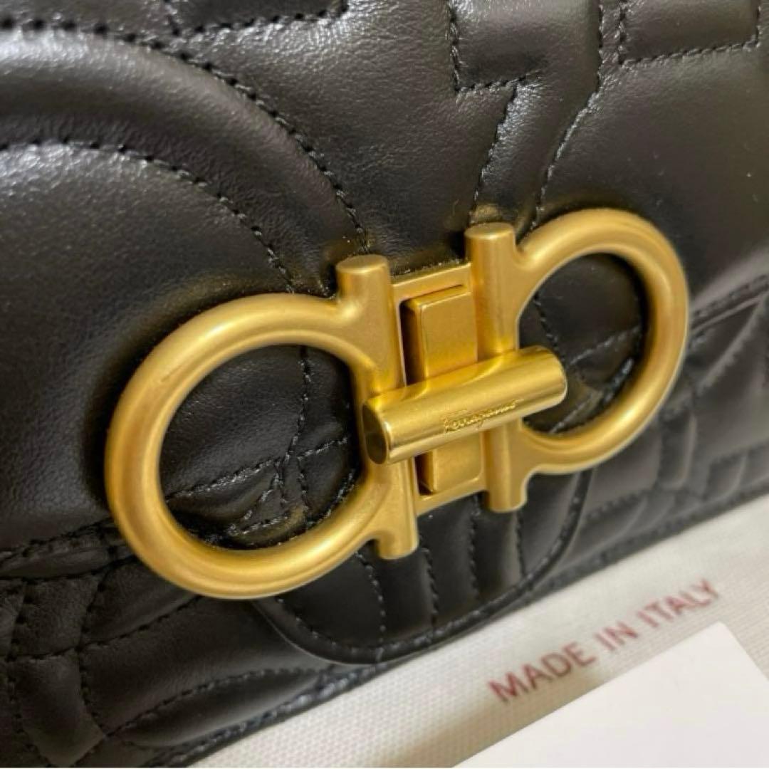 Salvatore Ferragamo フェラガモ　ガンチーニショルダーバッグ