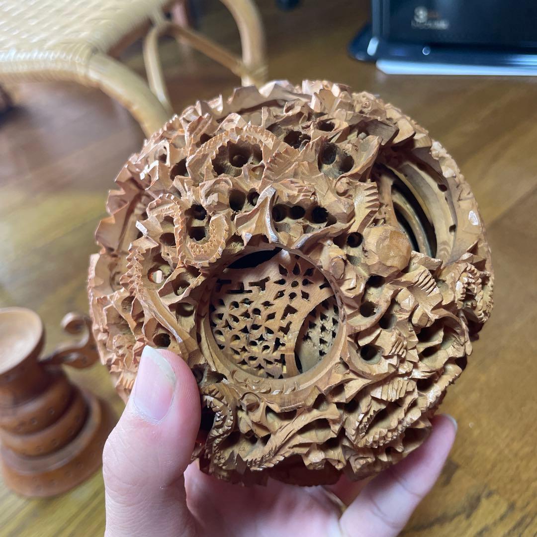 精巧な木製円形彫刻