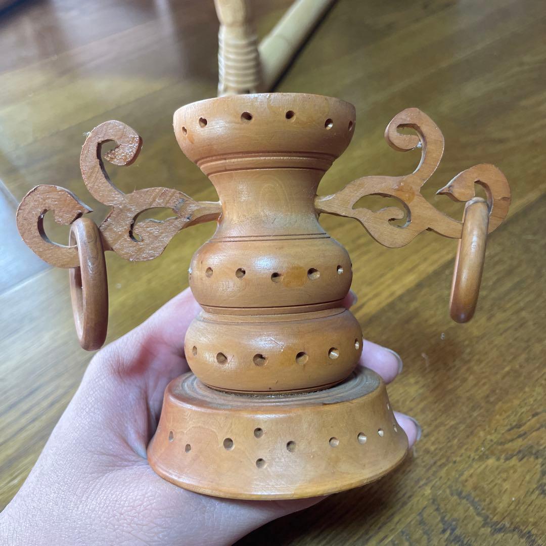 精巧な木製円形彫刻