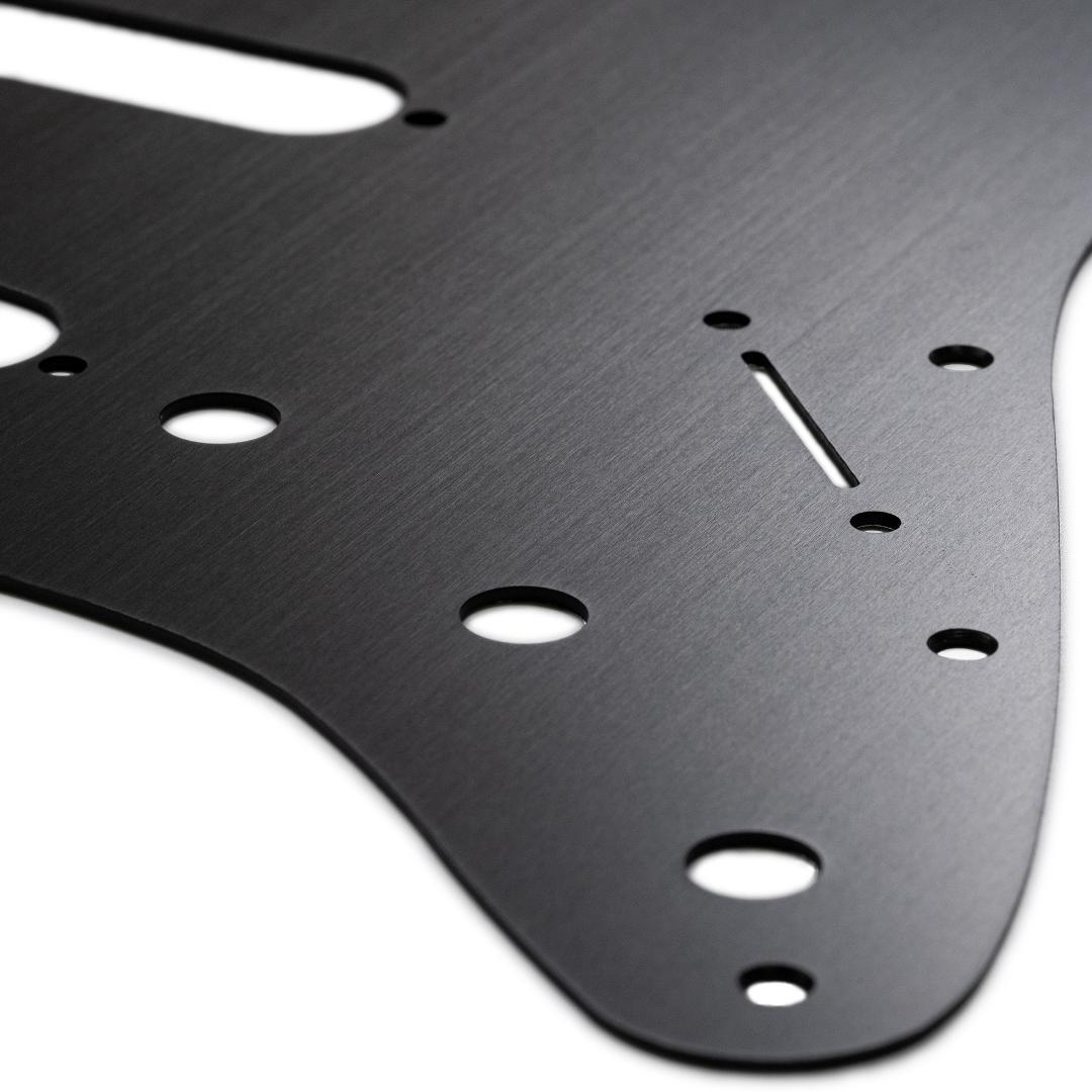 ストラト用アノダイズドピックガードBlackブラック黒/Lotustorks