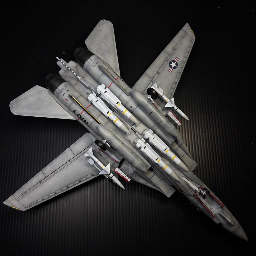 F-14A トムキャット ハイビジ 1/72プラモデル 完成品