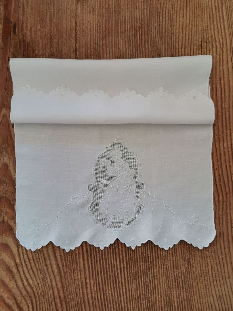 アンティーク アペンツェルレース刺繍 ブーケと少女 小花ガーランド リネンクロス