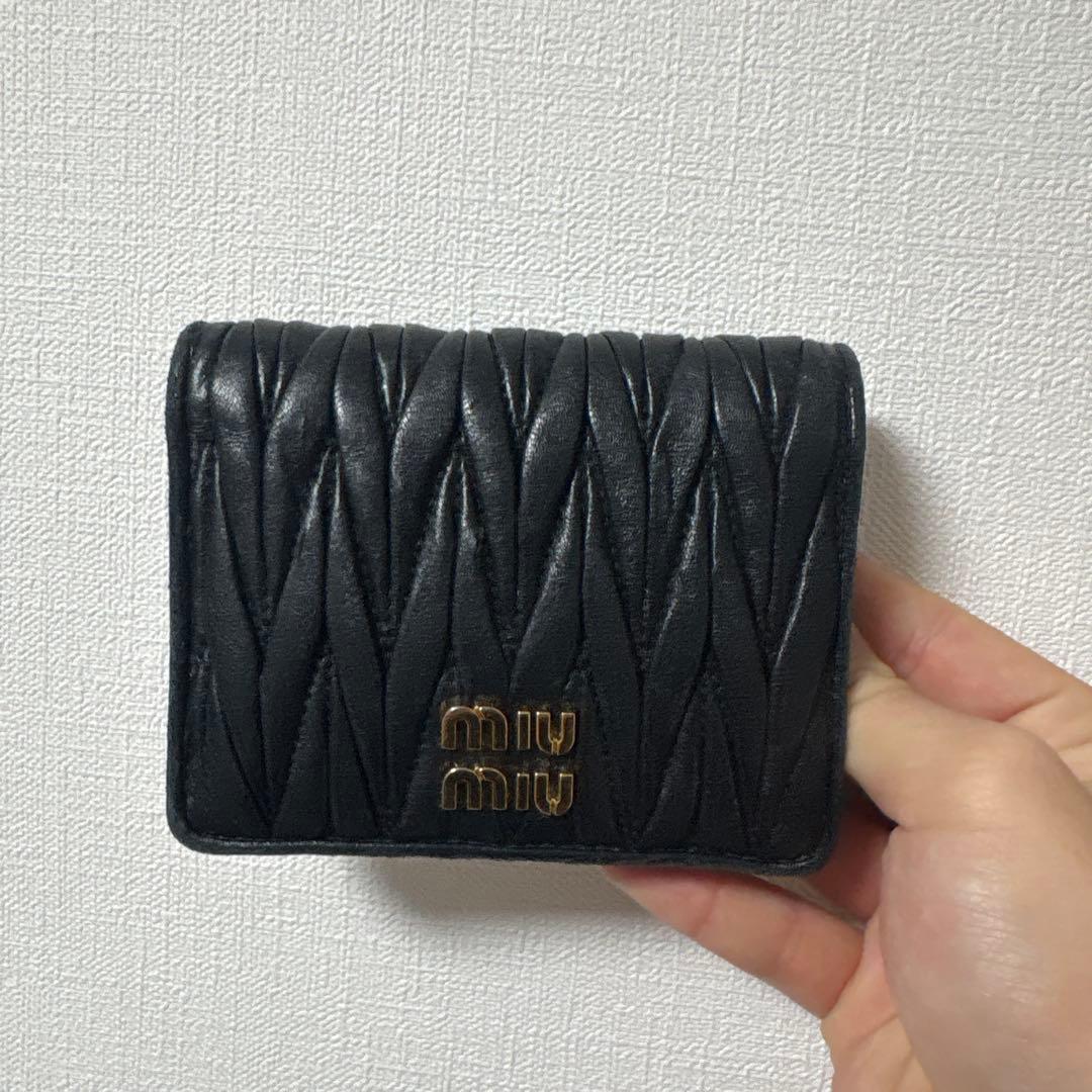 miu miu 二つ折り財布 ブラック 編み込みデザイン