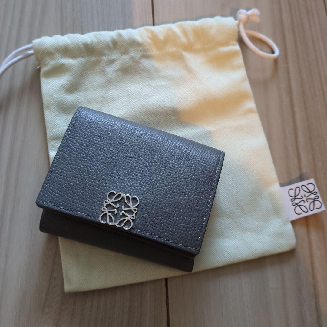 グレーの三つ折り財布 LOEWE